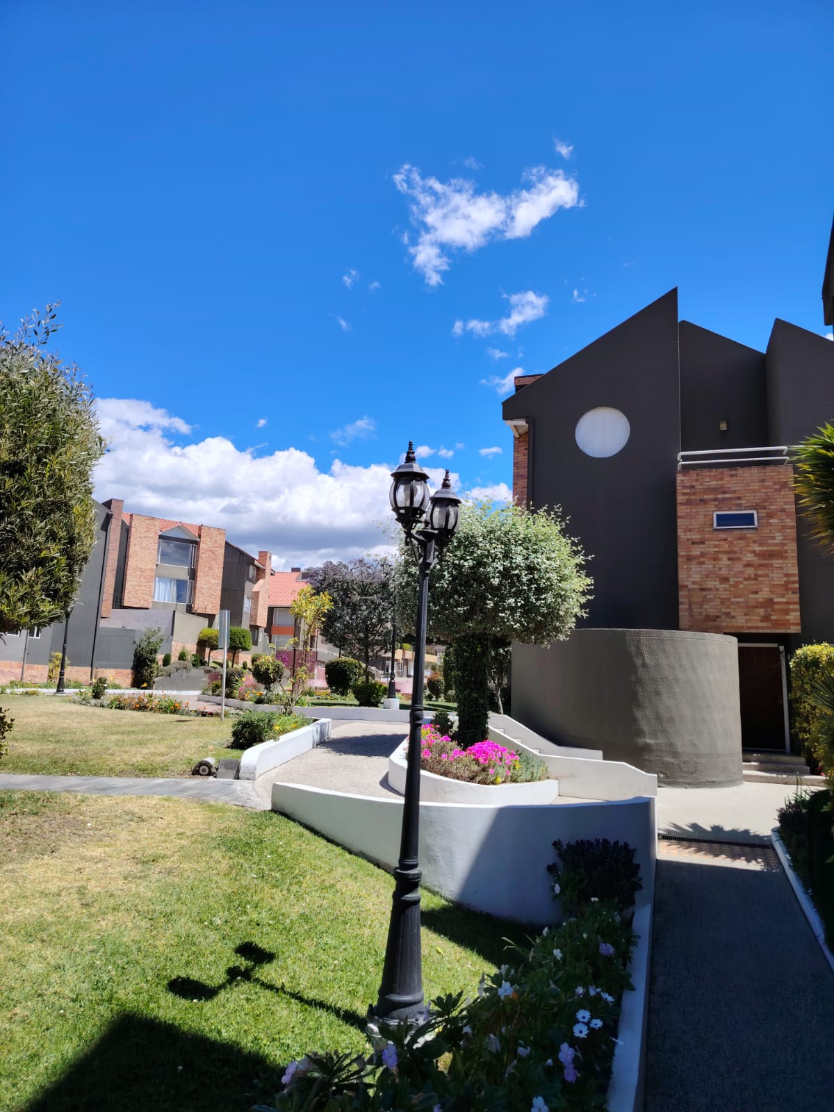 Jardines del conjunto residencial donde se ubica La Casa de Susy, Quito